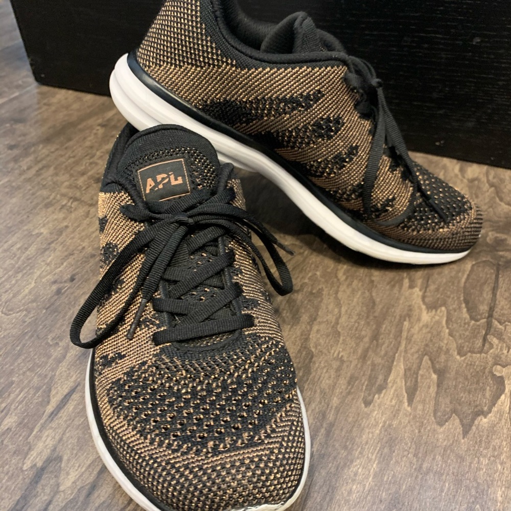APL Techloom Pro in black and gold